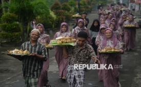 Warga membawa ketupat saat kirab Tradisi Kenduri Bakdo Kupat di Delanggu, Klaten, Jawa Tengah, Jumat (27/3/2026). Tradisi Kenduri Bakdo Kupat atau Lebaran Ketupat yang telah turun temurun oleh warga setempat sejak tahun 1970 itu sebagai perayaan semangat Idul Fitri untuk memperkuat hubungan sosial, gotong royong, spiritual, dan kebersamaan antarwarga. 