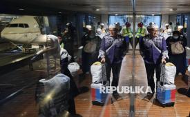Jamaah haji Indonesia kloter terakhir musim haji 1446 H / 2025 berjalan ke luar dari pesawat setibanya dari Medinah Arab Saudi di Terminal Haji dan Umrah Bandara Soekarno Hatta, Tangerang, Banten, Kamis (10/7/2025). Di hari terakhir pemulangan jamaah haji Indonesia hampir secara berbarengan mendarat dua penerbangan yang membawa tiga kloter yakni kloter 60 Dembarkasi Bekasi dan dua kloter gabungan 61 Dembarkasi Bekasi, kloter 62 Dembarkasi Pondok Gede. 