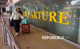 Calon penumpang pesawat berjalan menuju area check-in di Bandara Halim Perdanakusuma, Jakarta, Senin (7/9/2026). Bandara Soekarno-Hatta dan Bandara Halim Perdanakusuma lanjut ditutup hingga pukul 18.00 WIB akibat dampak sebaran abu vulkanik Gunung Anak Krakatau.