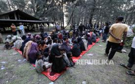  Rohingya refugees wait for identification by UNHCR staff after landing on the beach in Kuala Parek, East Aceh, Indonesia, 02 February 2024. A wooden boat carrying 137 refugees landed on a beach at Kuala Parek in East Aceh on 01 February 2024. United Nations High Commissioner for Refugees (UNHCR) data states that more than 1500 Rohingya refugees have arrived in Aceh since November 2023 in several waves of voyages, headed to Indonesia and Malaysia.   