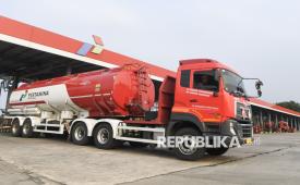 Petugas mengoperasikan truk pengangkut bahan bakar minyak (BBM) di Integrated Terminal Jakarta (ITJ), Plumpang, Jakarta Utara, Senin (22/6/2026). Pemerintah melalui PT Pertamina Patra Niaga memastikan ketersediaan BBM jenis Pertalite berada dalam kondisi aman dan mencukupi untuk memenuhi kebutuhan masyarakat guna menghadapi kemungkinan meningkatnya kebutuhan Pertalite di beberapa daerah. 