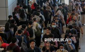 Para pencari kerja menghadiri gelaran Karir Jakarta dan Tenaga Kerja Mandiri Expo 2026 di Convention Hall SMESCO, Jakarta, Kamis (22/10/2026). Pemprov DKI Jakarta kembali menggelar bursa kerja yang diikuti oleh  sekitar 100 perusahaan dengan jumlah lowongan sebanyak 12.000 untuk calon pekerja. Bursa kerja tersebut diharapkan dapat membuka kesempatan bagi masyarakat sehingga dapat menekan angka pengangguran di DKI Jakarta yang saat ini mencapai 5,79 persen dari target 3,5 persen.