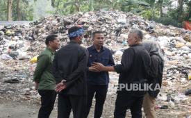 Penjabat (Pj) Gubernur Jawa Barat Bey Machmudin (tengah) dan Pj Wali Kota Bandung Bambang Tirtoyuliono (kanan) dan Sekda Kota Bandung Ema Sumarna (kiri) berbincang saat meninjau TPS Babakan Siliwangi.