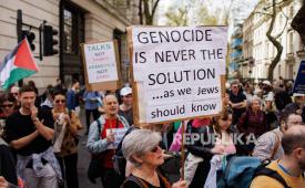 Anggota komunitas Yahudi bergabung dengan pengunjuk rasa pro-Palestina yang berbaris dari Russell Square ke Parliament Square sebagai bagian dari hari aksi nasional untuk Palestina, di London, Inggris
