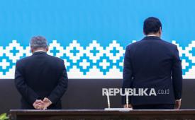 Menteri Keuangan Periode 2025-2026 Purbaya Yudhi Sadewa (kanan) bersama Menteri Keuangan Suahasil Nazara (kiri) saat upacara serah terima jabatan di Gedung Kementerian Keuangan, Jakarta, Selasa (15/9/2026). Purbaya Yudhi Sadewa resmi menyerahkan jabatannya sebagai Menteri Keuangan kepada Suahasil Nazara, setelah direshuffle Presiden Prabowo Subianto pada Senin (14/9) kemarin. Suahasil sebelumnya merupakan Wakil Menteri Keuangan sejak era pemerintahan Joko Widodo kemudian dilantik pada posisi yang sama era Kabinet Merah Putih dibawah pemerintahan Prabowo Subianto. Dengan penggantian ini, Purbaya resmi mengakhiri masa jabatannya sebagai bendahara negara selama setahun lebih enam hari sejak dilantik menggantikan Menteri Keuangan Sri Mulyani pada 8 September 2026 lalu.