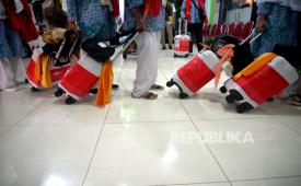 Antrean jamaah calon haji (Calhaj) Kloter 1 Embarkasi sebelum pemeriksaan barang bawaan di Asrama Haji Donohudan, Boyolali, Jawa Tengah, Selasa (24/5/2023). Sebanyak 360 orang terdiri dari 355 jamaah calhaj dan lima petugas Kloter 1 asal Grobogan berangkat menuju Madinah menggunakan pesawat Garuda Indonesia pada 00.30 WIB dari Bandara Adi Sumarmo.