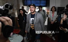 Komika atau pelawak tunggal Pandji Pragiwaksono berjalan untuk memenuhi panggilan klarifikasi di Polda Metro Jaya, Jumat (6/2/2026). Pandji memenuhi panggilan untuk menyampaikan klarifikasi atas lima laporan perkara terkait materinya dalam pertunjukan Mens Rea pada aplikasi Netflix. 
