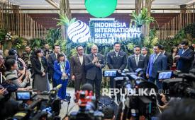 Menteri Koordinator Bidang Infrastruktur dan Pembangunan Kewilayahan Agus Harimurti Yudhoyono (keenam kanan) didampingi Menteri Investasi dan Hilirisasi/Kepala BKPM Rosan Roeslani (ketujuh kanan), Wakil Menteri Investasi dan Hilirisasi/BKPM Todotua Pasaribu (keenam kiri), Ketua Umum Kamar Dagang dan Industri (Kadin) Indonesia Anindya Novyan Bakrie (kelima kanan), bersama jajaran Wakil Ketua Umum Kadin Indonesia memberikan keterangan saat konferensi pers Indonesia International Sustainability Forum (ISF) 2025 di Jakarta International Convention Center (JICC) Senayan, Jakarta, Jumat (10/10/2025). Forum bertema Investing for a Resilient, Sustainable and Prosperous World itu menghadirkan sekitar 250 pembicara serta diikuti lebih dari 100 pebisnis dan filantropis untuk mendorong kolaborasi global dalam mempercepat transisi ekonomi berkelanjutan melalui investasi. 