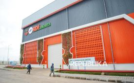 Pekerja berjalan di Refuse Derived Fuel (RDF) Plant Rorotan, Jakarta, Selasa (25/3/2025).