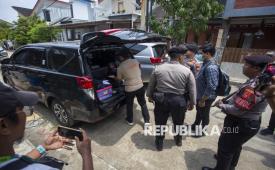 Tim penyidik Komisi Pemberantasan Korupsi (KPK) memasukkan koper kedalam mobil usai pengeledahan di rumah pribadi Wakil Ketua DPRD Provinsi Jawa Barat Ono Surono di Indramayu, Jawa Barat, Kamis (2/4/2026). Dari penggeledahan itu tim penyidik KPK membawa satu kardus dan dua koper yang berisi barang bukti terkait kasus korupsi yang diduga melibatkan Bupati Bekasi nonaktif Ade Kuswara Kunang. 