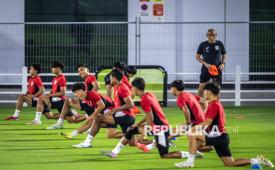 Sejumlah pesepak bola Timnas Indonesia U-17 mengikuti latihan resmi jelang laga Grup H Piala Dunia U17 2025 di Lapangan latihan Stadion Al Thumama, Doha, Qatar, Ahad (9/11/2025). Latihan tersebut sebagai persiapan jelang pertandingan melawan Timnas Honduras U-17 pada Senin (10/11) di Aspire Zone, Qatar. 
