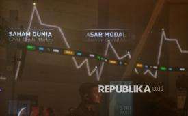 Jurnalis berada di dekat layar elektronik pergerakan saham saat acara penutupan perdagangan Bursa Efek Indonesia (BEI) Tahun 2025 di Main Hall BEI, Jakarta, Selasa (30/12/2025). Indeks Harga Saham Gabungan (IHSG) pada akhir Tahun 2025 ditutup menghijau/menguat 2,68 poin atau 0,03 persen ke posisi 8.646,94. Perdagangan saham akan kembali dibuka pada Jumat, 2 Januari 2026.