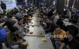 Umat muslim menunggu waktu berbuka puasa di Masjid Al Lathiif, Jalan Saninten, Cihapit, Kota Bandung, Jawa Barat, Senin (27/3/2023). Selama Bulan Suci Ramadhan, DKM Al Lathiif menyediakan 400-500 paket takjil per hari berupa makanan dan minuman bagi warga yang akan berbuka puasa di Masjid Al Lathiif.