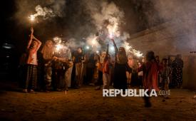 Anak-anak bermain kembang api di kawasan hunian sementara Desa Agusen, Blangkejeren, Gayo Lues, Aceh, Jumat (20/3/2026). Kegiatan tersebut menjadi sala satu hiburan bagi anak-anak penyintas bencana banjir bandang dan sekaligus menyambut Hari Raya Idul Fitri 1447 H. 