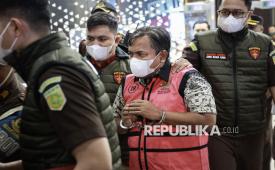 Petugas mengawal tersangka kasus dugaan tindak pidana transfer pricing menuju mobil tahanan di Gedung Jampidsus Kejagung, Jakarta, Rabu (12/8/2026). Kejagung melakukan penyidikan dalam perkara dugaan tindak pidana transfer pricing oleh PT TPL Tbk kepada entitas perusahaan pada tahun 2008 hingga 2025 serta menetapkan dua orang tersangka dengan inisial BP dan SR. 