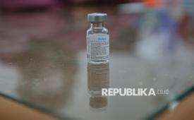 Vaksin influenza Flubio di Klinik Pratama Dermaga Raya, Jakarta, Selasa (6/1/2026). Gejala superflu umumnya menyerupai flu biasa, namun cenderung lebih berat dan muncul secara mendadak. Warga yang terinfeksi biasanya mengalami demam tinggi disertai menggigil, batuk berkepanjangan, sakit tenggorokan, serta pilek atau hidung tersumbat.