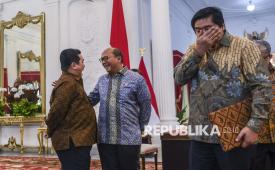 SOE Minister Erick Thohir (left) talks with Minister of Investment and Downsizing Rosan Roeslani (second left) and Minister of Housing and Settlement Areas (PKP) Maruarar Sirait (right).