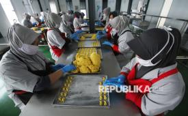 Kesibukan pekerja membuat kue kering di pabrik kue J&C Cookies, Bojong Koneng, Kota Bandung, Jumat (6/2/2026). Untuk memenuhi kebutuhan Lebaran, pabrik memproduksi 500-600 lusin lebih kue kering per hari dengan target kenaikan penjualan sampai 35 persen dibanding tahun lalu.