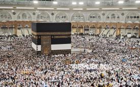 Jamaah calon haji dari berbagai negara melakukan Tawaf di Masjidil Haram, Makkah, Arab Saudi, Jumat (30/5/2025). Pemerintah Arab Saudi menetapkan Idul Adha jatuh pada hari Jumat (6/6), sedangkan Hari Arafah (Wukuf di Arafah) sebagai rangkaian puncak musim haji pada 5 Juni 2025 yang akan diikuti 1,83 juta muslim dari berbagai penjuru dunia termasuk dari Indonesia yang tahun ini memiliki kuota sebanyak 221.000 jamaah. 