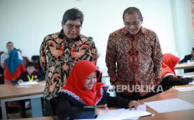 Wakil Presiden Direktur PT Toyota Motor Manufacturing Indonesia (TMMIN) Bob Azam (kiri).