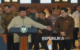 Presiden Republik Indonesia, Prabowo Subianto (kiri) menyampaikan sambutan didampingi Menteri BUMN Erick Thohir (kanan) saat meresmikan Terminal Khusus Haji dan Umroh di Terminal 2F, Bandar Udara Internasional Soekarno Hatta, Tangerang, Banten, Ahad (4/5/2025). Terminal Khusus Haji dan Umroh tersebut menyediakan 10 konter imigrasi dengan jalur tersendiri bagi jamaah haji Indonesia yang akan berangkat ke tanah suci sehingga para jamaah haji tidak perlu mengantre di konter imigrasi setibanya di Arab Saudi. Selain itu terminal tersebut juga dapat menampung jamaah sebanyak 94 juta orang per tahun. Keberadaan Terminal Khusus Haji dan Umroh diharapkan mampu memberikan pelayanan terbaik bagi jamaah dengan sejumlah fasilitas ruang tunggu yang nyaman dan luas serta memiliki jalur khusus untuk proses imigrasi.