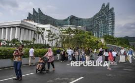 Pengunjung berjalan di Istana Negara di Kawasan Inti Pusat Pemerintahan (KIPP) di Ibu Kota Nusantara (IKN), Penajam Paser Utara, Kalimantan Timur. (ilustrasi)