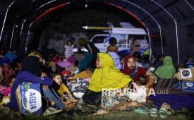 Sejumlah warga terdampak bencana gempa beristirahat di tenda pengungsian di Stadion Gelora Samador Maumere, Kabupaten Sikka, Nusa Tenggara Timur, Sabtu (15/8/2026). Data Kementerian Sosial mencatat hingga pukul 15.40 WIB, terdapat sekitar dua ribu jiwa dilaporkan terdampak bencana gempa bumi di sejumlah wilayah Nusa Tenggara Timur. 