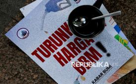 Poster berisi tuntutan untuk menurunkan harga BBM terlihat saat aksi demonstrasi Aliansi Perempuan Indonesia di Jakarta, Kamis (18/6/2026). Dalam aksinya, massa menuntut pemerintah untuk menurunkan harga kebutuhan pokok, penciptaan lapangan kerja yang layak, serta evaluasi total terhadap program Makan Bergizi Gratis.