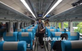 Penumpang mencari nomor kursi dalam gerbong kereta di Stasiun Gambir, Jakarta, Selasa (17/3/2026). Berdasarkan data KAI Daop 1 Jakarta per 17 Maret 2026 pukul 18.00 WIB, jumlah penumpang yang berangkat dari Stasiun Gambir mencapai 18.250 orang atau mengalami kenaikan sebesar 4,4 persen. 