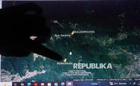 Anggota Basarnas menujukkan titik perkiraan lokasi hilangnya pesawat udara jenis ATR 42-400 di posko pencarian, Kelurahan Leang-leang, Kecamatan Bantimurung, Sabtu (17/1/2026). Tim gabungan dari Basarnas, TNI-Polri, Damkar dan lainnya masih melakukan proses pencarian hilangnya pesawat ATR 42-400 yang membawa delapan kru pesawat dan tiga penumpang di area Puncak Bulusaraung. 