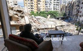 Warga duduk di bangunan tempat tinggalnya yang hancur akibat serangan udara Israel di Beirut, Lebanon, Rabu (6/5/2026). 