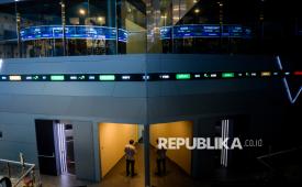 Layar digital menunjukkan pergerakan Indeks Harga Saham Gabungan (IHSG) di Bursa Efek Indonesia, Jakarta, Jumat (31/7/2026). Indeks Harga Saham Gabungan (IHSG) kembali ditutup di zona hijau pada perdagangan akhir pekan ini. Berdasarkan data Bursa Efek Indonesia (BEI), IHSG naik 0,80 persen atau 49,762 poin ke level 6.236,126, sekaligus menutup perdagangan akhir Juli di zona hijau.