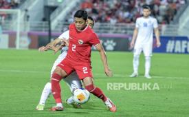 Pesepak bola Timnas Indonesia U-23 Ilham Rio Fahmi (kanan) mengamankan bola dari pesepak bola Timnas U-23 Uzbekistan pada babak semifinal Piala Asia U-23 2024 di Stadion Abdullah bin Khalifa, Doha, Qatar, Senin (29/4/2024). Indonesia kalah dari Uzbekistan dengan skor akhir 0-2. 