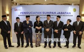 Ketua Dewan Komisioner OJK Friderica Widyasari Dewi (keempat kiri) berbincang dengan (dari kiri) Kepala Eksekutif Pengawas Perilaku Pelaku Usaha Jasa Keuangan, Edukasi dan Pelindungan Konsumen Dicky Kartikoyono, Kepala Eksekutif Pengawas Lembaga Pembiayaan, Perusahaan Modal Ventura, LKM dan LJK lainnya Agusman, Kepala Eksekutif Pengawas Perbankan Dian Ediana Rae, Wakil Ketua Dewan Komisioner Hernawan Bekti Sasongko, Kepala Eksekutif Pengawas Pasar Modal, Keuangan Derivatif dan Bursa Karbon Hasan Fawzi, Ketua Dewan Audit Sophia Issabella Watimena dan Kepala Eksekutif Pengawas Inovasi Teknologi Sektor Jasa Keuangan, Aset Keuangan Digital, dan Aset Kripto Adi Budiarso usai pengucapan sumpah jabatan Anggota Dewan Komisioner Otoritas Jasa Keuangan (OJK) di Gedung Mahkamah Agung, Jakarta, Rabu (25/3/2026). Pengucapan sumpah jabatan ini menandai kelanjutan proses pengisian jabatan strategis di lingkungan Dewan Komisioner OJK guna memperkuat kepemimpinan kelembagaan OJK dalam menjaga stabilitas sektor jasa keuangan, pelindungan konsumen, mendorong pendalaman pasar keuangan, serta mengawal transformasi sektor jasa keuangan nasional. 