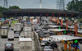 Sejumlah kendaraan antre memasuki gerbang Tol Cikupa di Kabupaten Tangerang, Banten, Rabu (24/12/2025). PT Jasa Marga (Persero) Tbk mencatat sebanyak 829.223 kendaraan meninggalkan wilayah Jabotabek melalui empat gerbang tol utama, yakni Cikupa, Ciawi, Cikampek Utama dan Kalihurip Utama, sepanjang periode 18 Desember - 23 Desember 2025. 