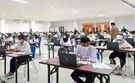 Peserta Ujian Tertulis Berbasis Komputer (UTBK) Seleksi Nasional Berbasis Tes (SNBT) mengikuti tes.