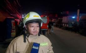 Respons cepat damkar padamkan kebakaran rumah panggung di Muara Karang.