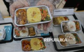 Petugas penyedia makanan memperlihatkan contoh hidangan untuk jamaah calon haji Aceh selama penerbangan di Asrama Haji Embarkasi Aceh, Banda Aceh, Aceh, Selasa (22/4/2025). Kementerian Agama melaksanakan tes makanan untuk memastikan standardisasi makanan yang disajikan kepada jamaah calon haji selama berada dalam pesawat saat penerbangan ke Tanah Suci, dan menu hidangan untuk jamaah Aceh berupa ikan kayu keumamah, sie reuboh, ayam tangkap, daging rendang, hingga ikan tumis Aceh. 