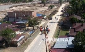 Petugas PLN memperbaiki jaringan listrik di daerah pedalaman pascabencana banjir bandang di Lokop, Aceh Timur, Aceh, Senin (22/12/2025). 