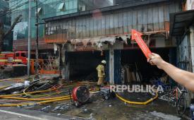 31 Mobil Pemadam dan 100 Personel Berhasil Tangani Kebakaran Ruko di Mampang