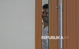 Terdakwa Muhammad Amar Akbar alias Ammar Zoni tersenyum seusai mengikuti sidang pembacaan vonis atau putusan di Pengadilan Negeri Jakarta Pusat, Kamis (24/4/2026). Majelis hakim menjatuhkan vonis untuk terdakwa Ammar Zoni dengan hukuman 7 tahun penjara dan denda 1 miliar karena dinyatakan bersalah menjadi perantara jual beli narkoba di lingkungan Lembaga Permasyarakatan Rutan Salemba dan mendapatkan keuntungan dari praktik jual beli barang narkoba ini.