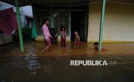Empat anak bermain di teras rumah yang terendam banjir rob di kawasan Jalan Komyos Soedarso, Pontianak, Kalimantan Barat, Ahad (4/1/2026). BMKG Kalbar memprediksi puncak air pasang berketinggian maksimal dua meter dari permukaan laut akan terjadi pada 4-7 Januari 2026 di Kota Pontianak. 