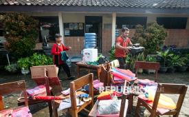 Guru dan pelajar menjemur alat-alat sekolah yang terdampak banjir di SD Negeri Sanggrahan II, Grogol, Sukoharjo, Jawa Tengah, Kamis (16/4/2026). Warga hingga relawan mulai membersihkan rumah masing-masing dan sejumlah fasilitas umum yang terdampak banjir di lima kecamatan wilayah Solo dan Sukoharjo akibat limpasan air anak sungai Bengawan Solo karena curah hujan tinggi pada (14/4). 