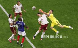 Penjaga gawang Spanyol Unai Simon menghalau serangan pemain Prancis dalam pertandingan semifinal Piala Dunia FIFA 2026 di Dallas, AS, Rabu (15/7/2026) WIB. Spanyol mengalahkan Prancis 2-0 dan melaju ke babak final Piala Dunia 2026.