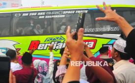 Sejumlah kerabat melambaikan tangan kepada jamaah calon haji saat pelepasan dan pemberangkatan di halaman Pendopo Kabupaten Kudus, Jawa Tengah, Selasa (13/5/2025). Sebanyak 1.416 calon haji kloter 46, 47, 48, 49, dan 50 dari Kabupaten Kudus diberangkatkan secara bertahap menuju Asrama Haji Donohudan Boyolali dan selanjutnya diterbangkan menuju Tanah Suci. 