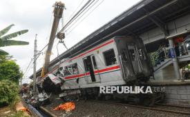 Proses evakuasi gerbong KRL Commuterline yang terlibat kecelakaan di Stasiun Bekasi Timur, Bekasi, Jawa Barat, Selasa (28/4/2026). 