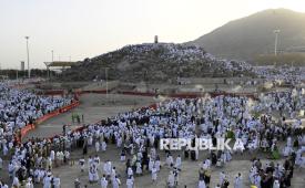 Umat muslim berkumpul di Jabal Rahmah untuk melaksanakan wukuf saat puncak ibadah haji di Arafah, Mekkah, Arab Saudi, Selasa (26/5/2026). Jutaan umat muslim melaksanakan wukuf di Arafah sebagai puncak dari pelaksanaan ibadah Haji.