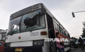 Bus yang  rusak akibat awuran pelajar di kawasan Matraman, Jakarta Timur. (ilustrasi)