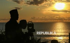 Petugas mengamati posisi hilal menggunakan Total Station di Pantai Pancur, Taman Nasional Alas Purwo, Banyuwangi, Jawa Timur, Jumat (28/2/2025). Tim gabungan Rukyatul Hilal 1 Ramadhan 1446 H tersebut tidak berhasil melihat hilal dan penetapan resminya menunggu hasil sidang isbat Kementerian Agama. 