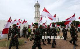 Prajurit TNI membawa bendera Merah Putih untuk dikibarkan di depan Masjid Raya Baiturrahman, Banda Aceh, Aceh, Ahad (16/8/2026). Prajurit TNI dari Kodim 0101 KBA, Yonif Raider 112/Dharma Jaya, Yon Zipur 16/Dhika Anoraga, dan Yon Armed 17/Rencong Cakti mengibarkan kembali bendera dan umbul-umbul Merah Putih yang dirusak massa saat peringatan 21 tahun perdamaian Aceh pada 15 Agustus 2026 sekaligus menyemarakkan HUT ke-81 Kemerdekaan RI. 